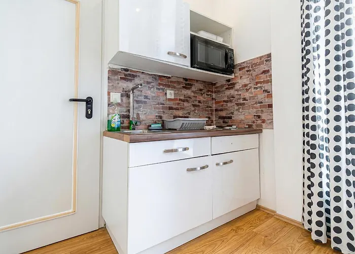 Apartment Affordable 6 Minutes From Lugner Sleeps 3 *